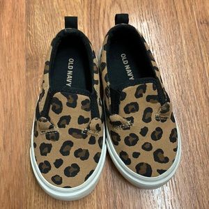 Toddler girl Old Navy leopard slip on shoes